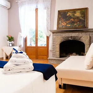 La Petite Maison Bed & Breakfast